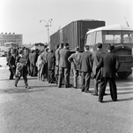 846755 Afbeelding van de demonstratie van het Kangourou-vervoer waarbij een oplegger van vrachtauto op een spoorwagen ...